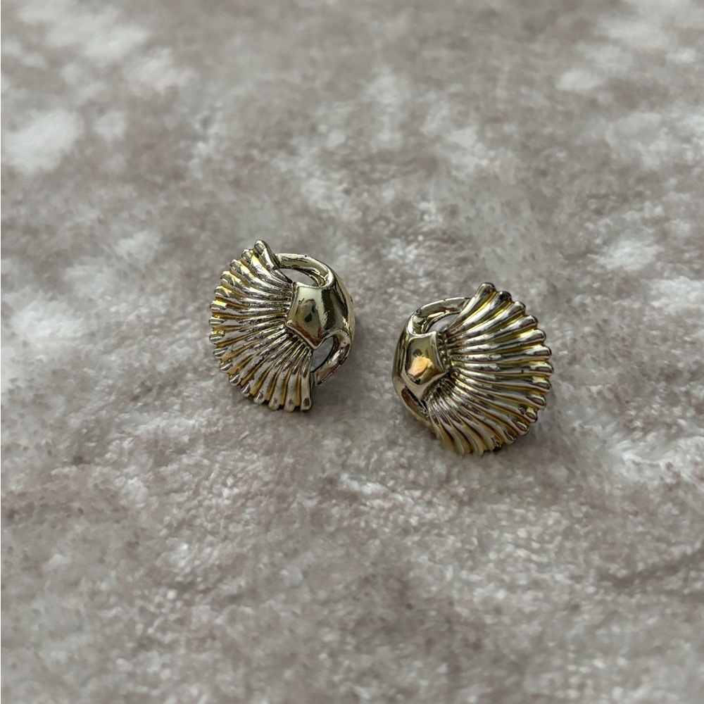 Vintage silver tone seashell costume jewelry clip on earrings